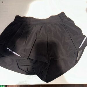 lululemon hotty hot LR short 2.5